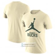 Camiseta Manga Corta Milwaukee Bucks Essential Jumpman Crema