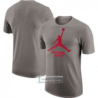 Camiseta Manga Corta Miami Heat Essential Jumpman Gris