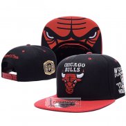 Gorra Chicago Bulls Adjustable Mitchell & Ness Negro Rojo